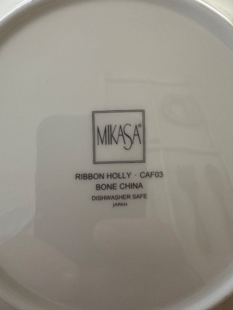 Red Green White Mikasa Ribbon Holly Plate, 8 1/4"