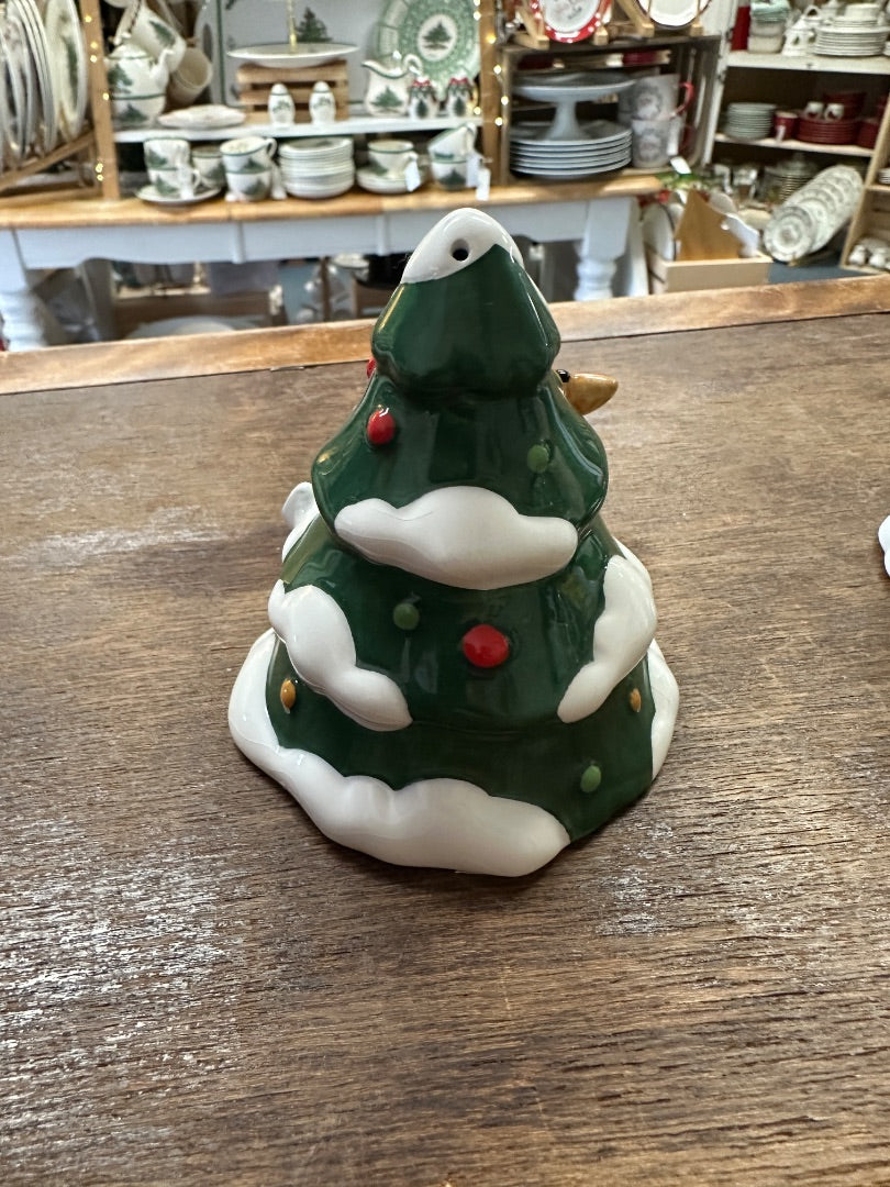Ceramic Christmas tree-shaped shaker in glossy green with red berries