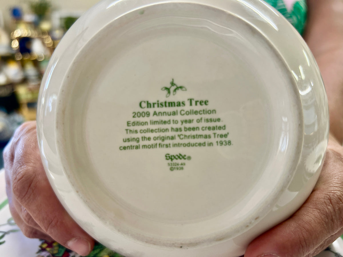 Red Green White Spode Christmas Tree 2009 Bowl England, 6 1/4"