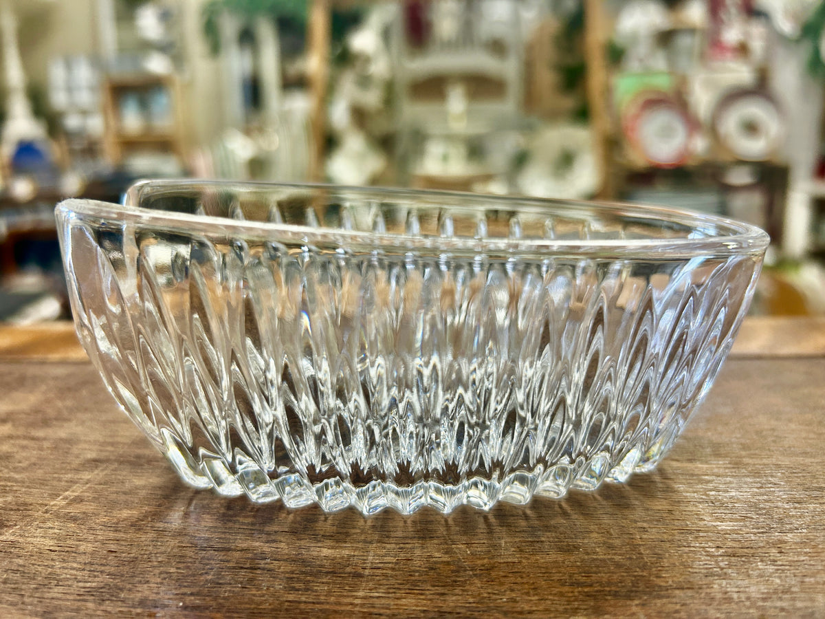 Clear crystal silverware holder bowl with vertical ribbed cut pattern