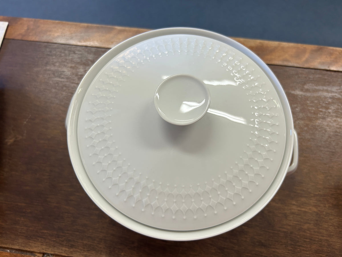 White domed lid with textured diamond pattern and central knob