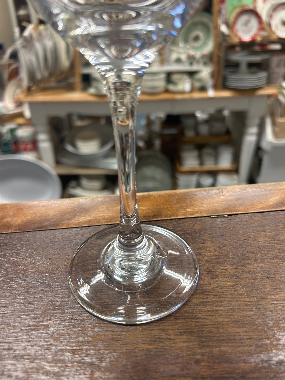 Clear stemmed wine glass with round base and flared bowl