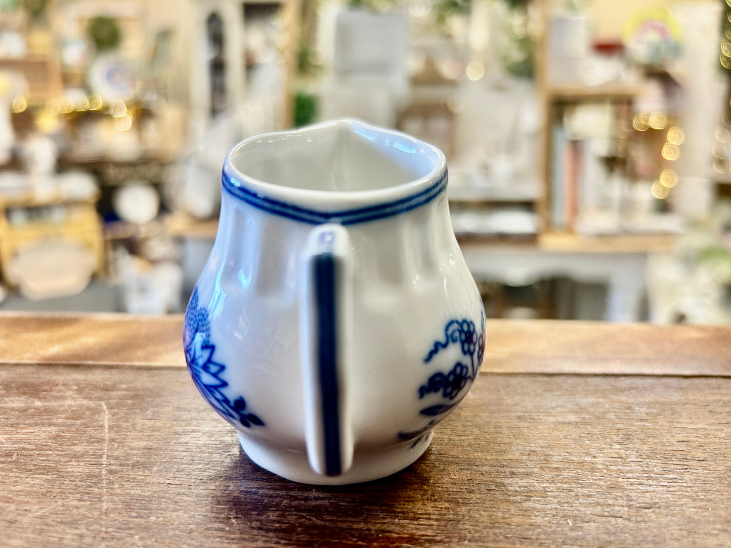 Blue & White Zwiebelmuster Blue & White Creamer Czechoslovakia, 2 1/2"