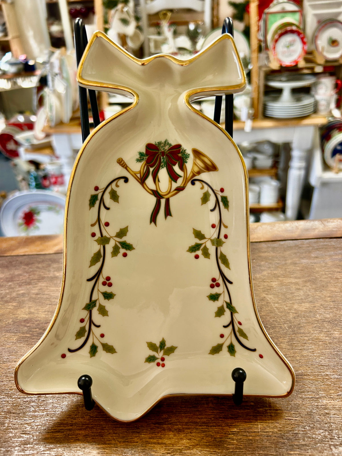Bell-shaped porcelain bowl with gold edge, holly and ribbon motif in red and green