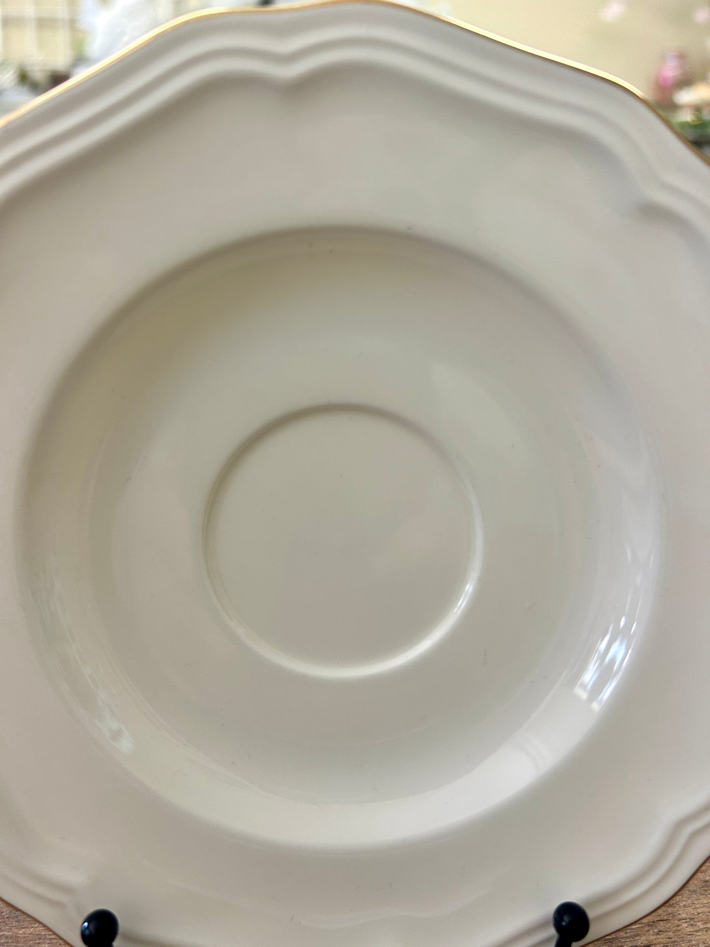 White Mikasa Antique Gold Plate, 6 1/2"