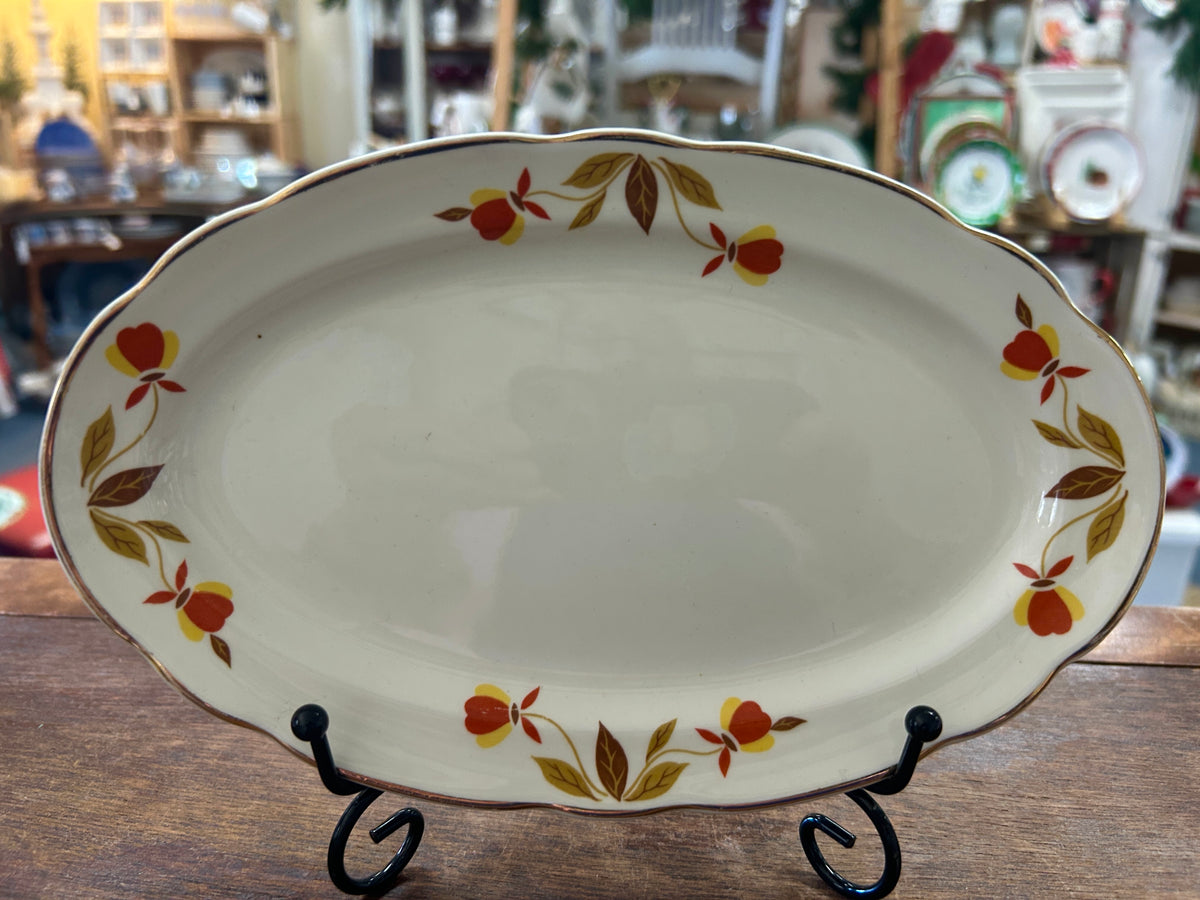 Oval gravy plate in white porcelain with autumn leaf rim and gold border