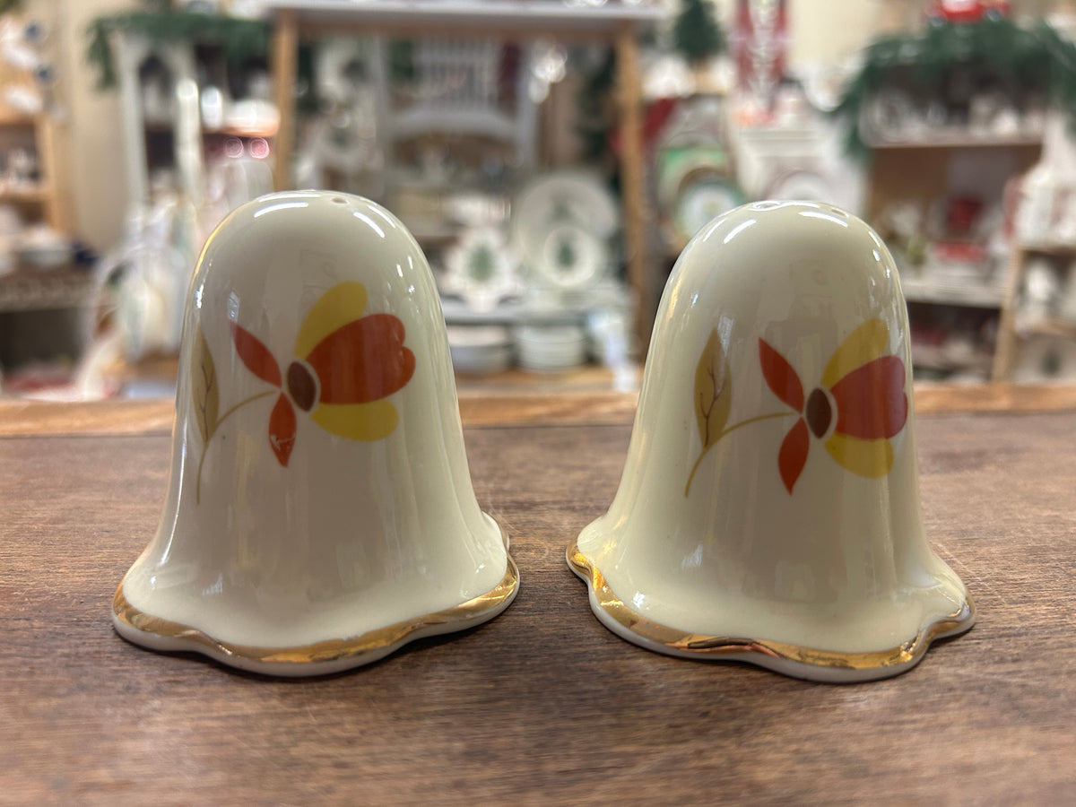 Ceramic salt and pepper shakers with autumn leaf floral pattern, white finish