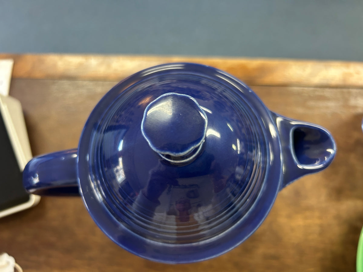 Top view of coffee pot lid with concentric ridges and central knob