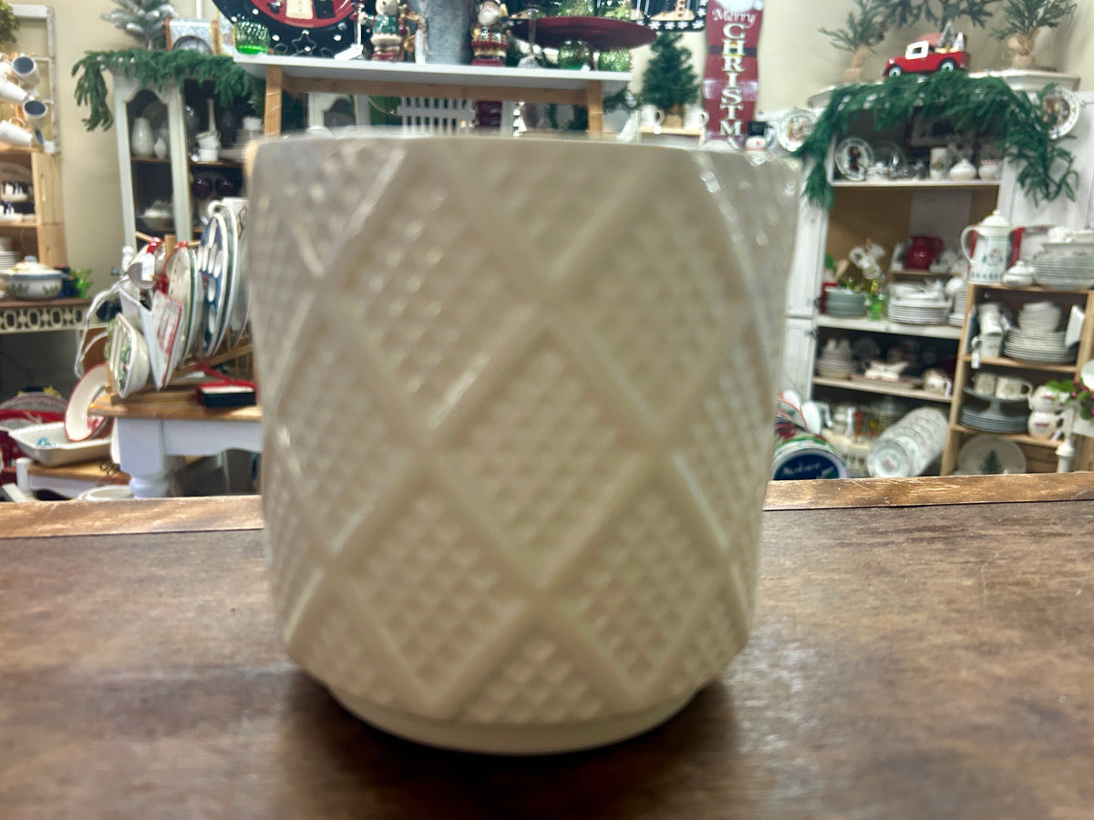 Cream diamond-pattern planter pot with a raised geometric texture.