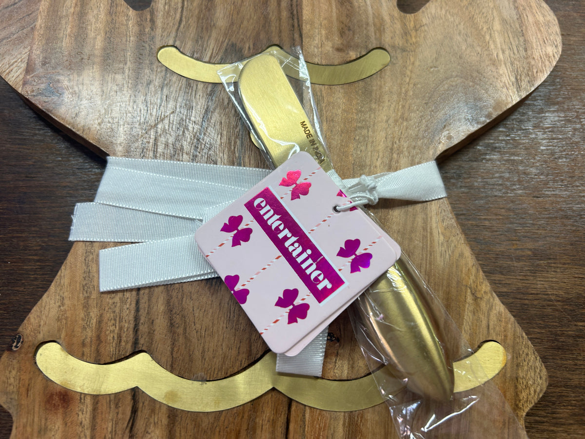 Close-up of wrapped spreader and ribbon on the wooden gingerbread board