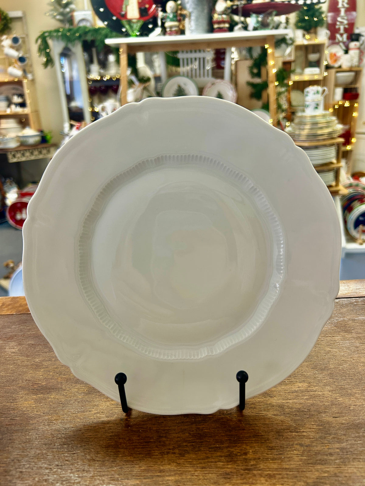 Haviland Star Limoges white porcelain plate with scalloped edge and molded inner border