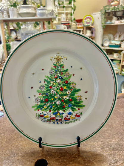 Red Green White Salem Christmas Tree Dinner Plates, 10 1/2"