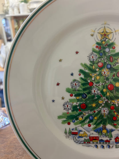Red Green White Salem Christmas Tree Dinner Plates, 10 1/2"