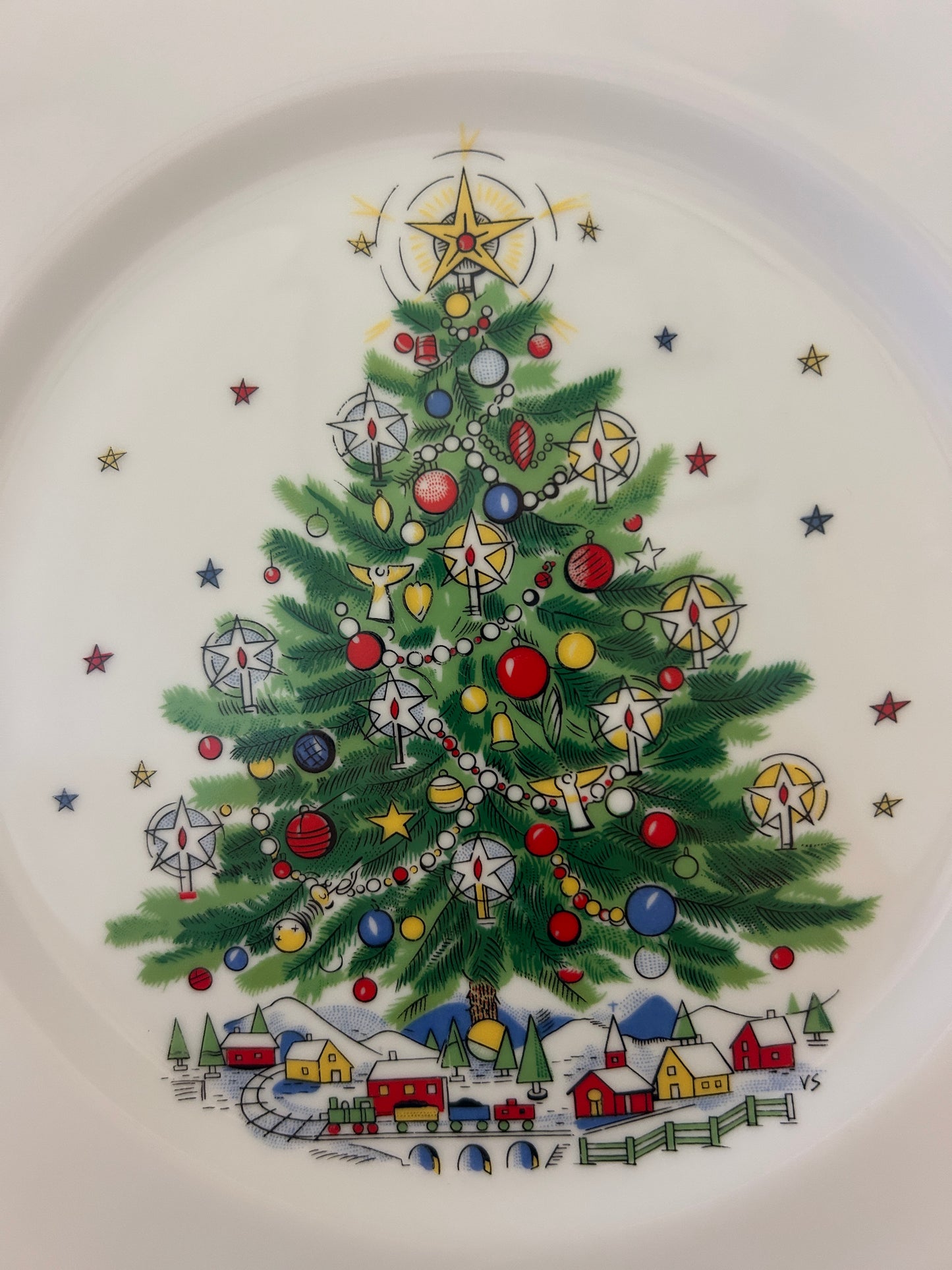 Red Green White Salem Christmas Tree Dinner Plates, 10 1/2"
