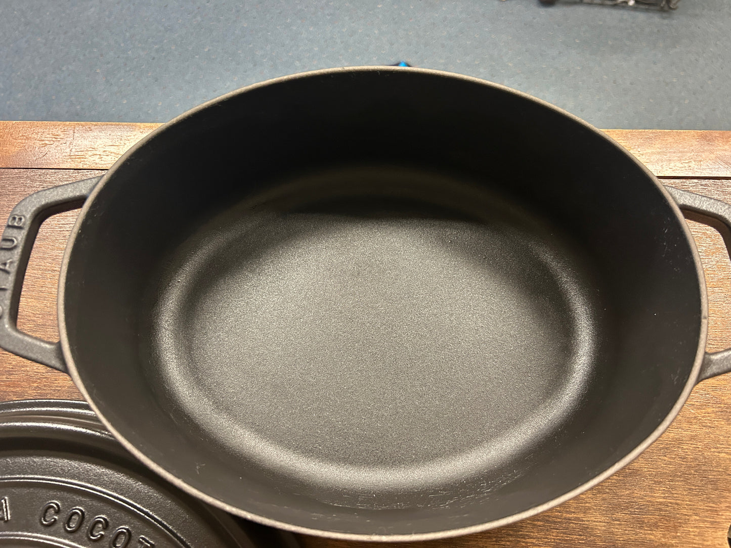 Black Staub Oval 4.25 QT Cocotte, 4.25 QT