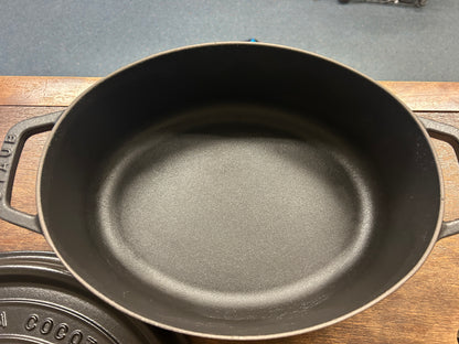 Black Staub Oval 4.25 QT Cocotte, 4.25 QT