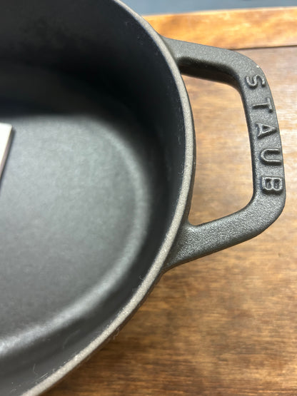 Black Staub Oval 4.25 QT Cocotte, 4.25 QT
