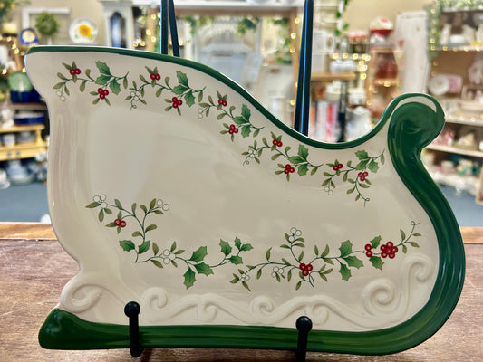 Red Green White Pfaltzgraff Winterberry Sleigh Plate, 10"