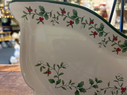 Red Green White Pfaltzgraff Winterberry Sleigh Plate, 10"