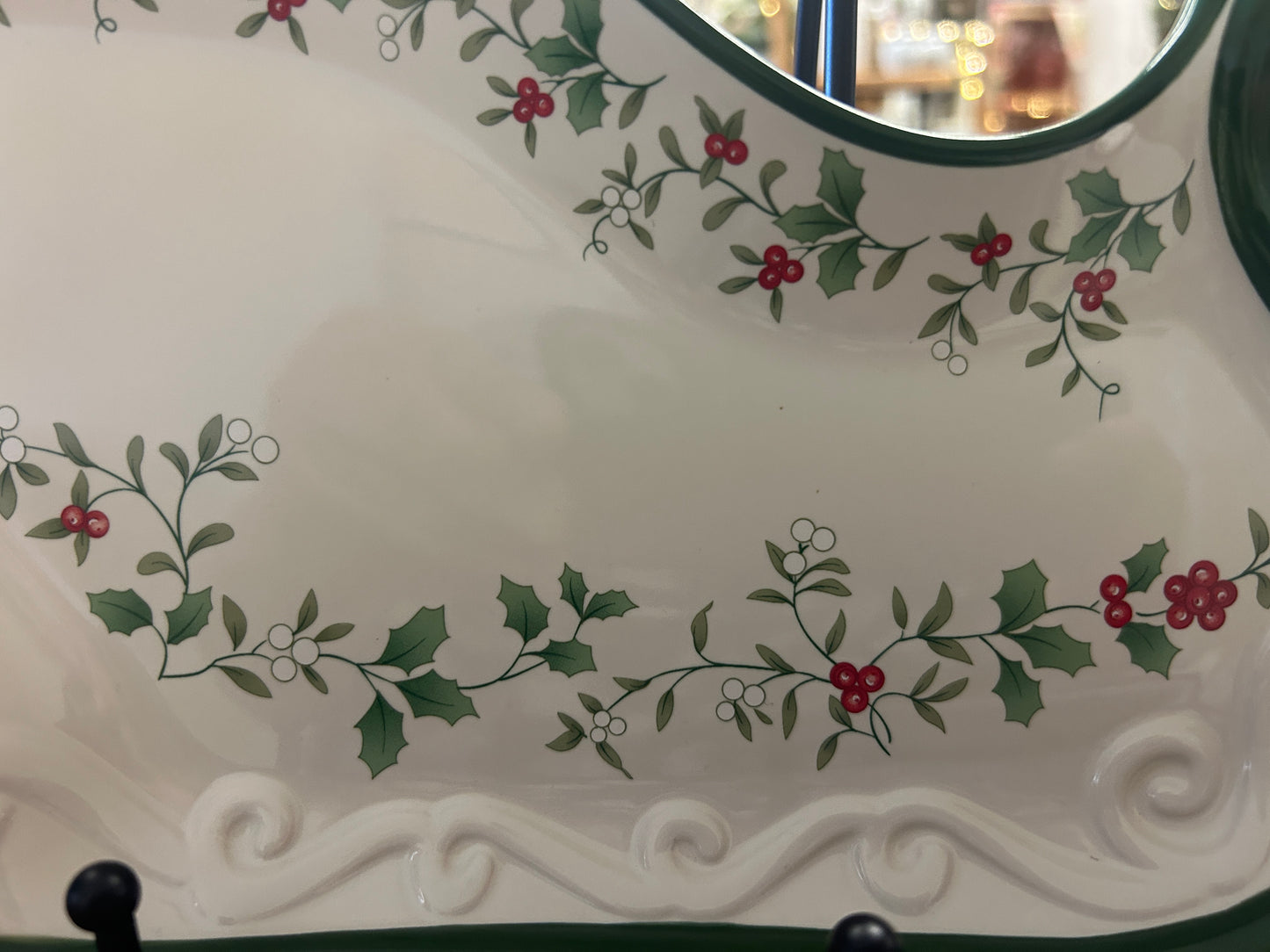 Red Green White Pfaltzgraff Winterberry Sleigh Plate, 10"