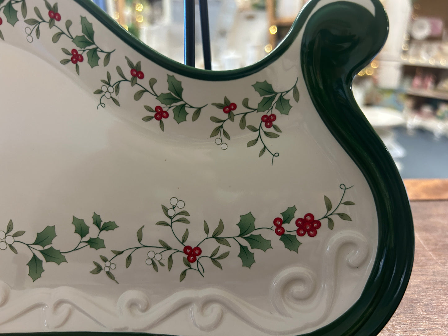 Red Green White Pfaltzgraff Winterberry Sleigh Plate, 10"