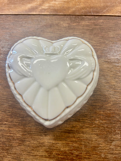 White Belleek NEW Claddagh Plate Ireland, 9"
