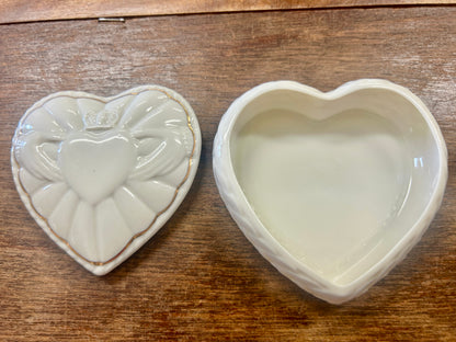 White Belleek NEW Claddagh Plate Ireland, 9"
