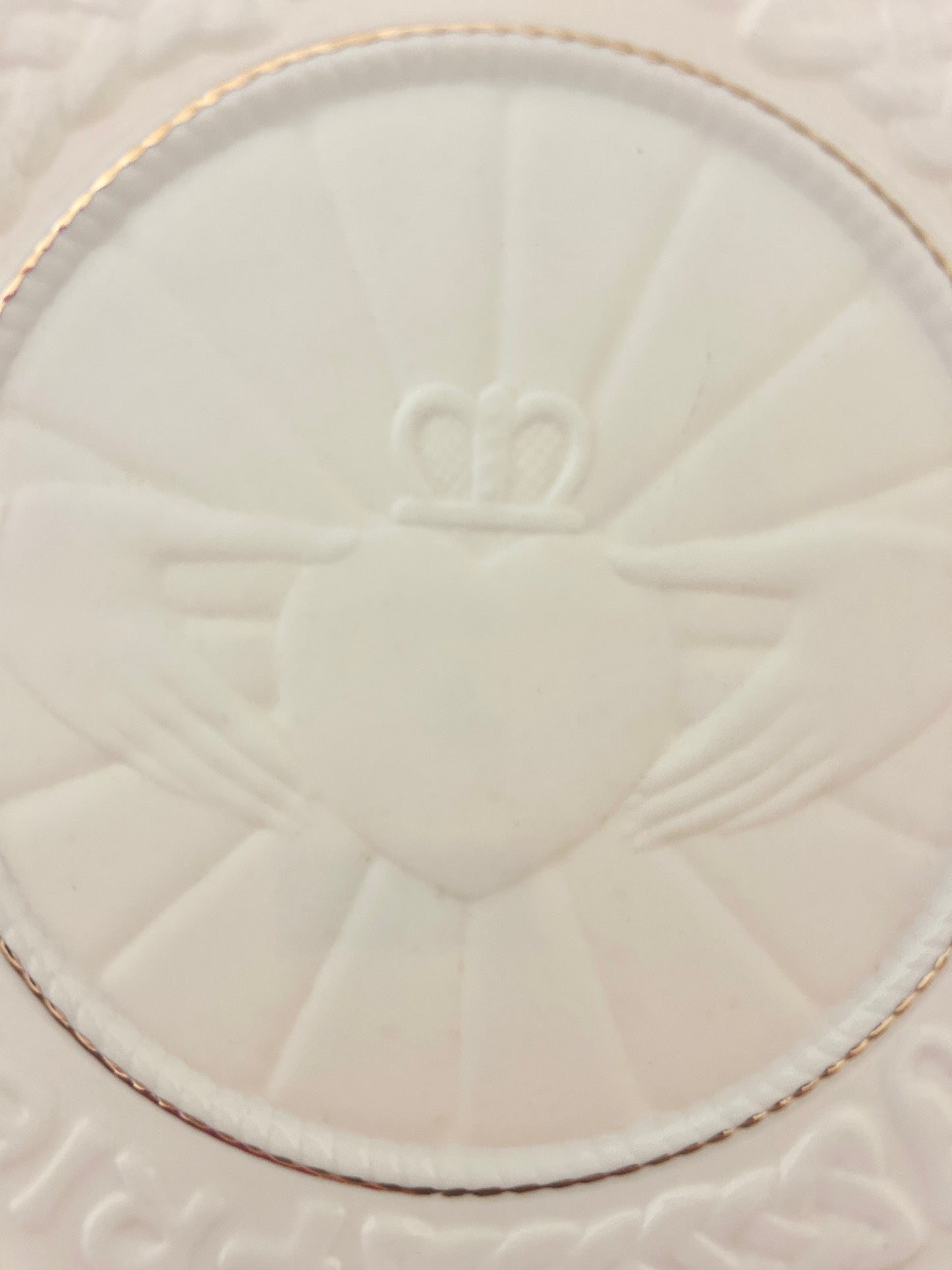 White Belleek Claddagh Heart Box Ireland, 3 1/4"