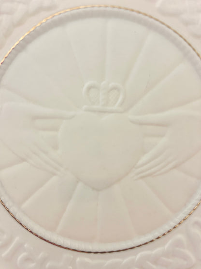 White Belleek Claddagh Heart Box Ireland, 3 1/4"