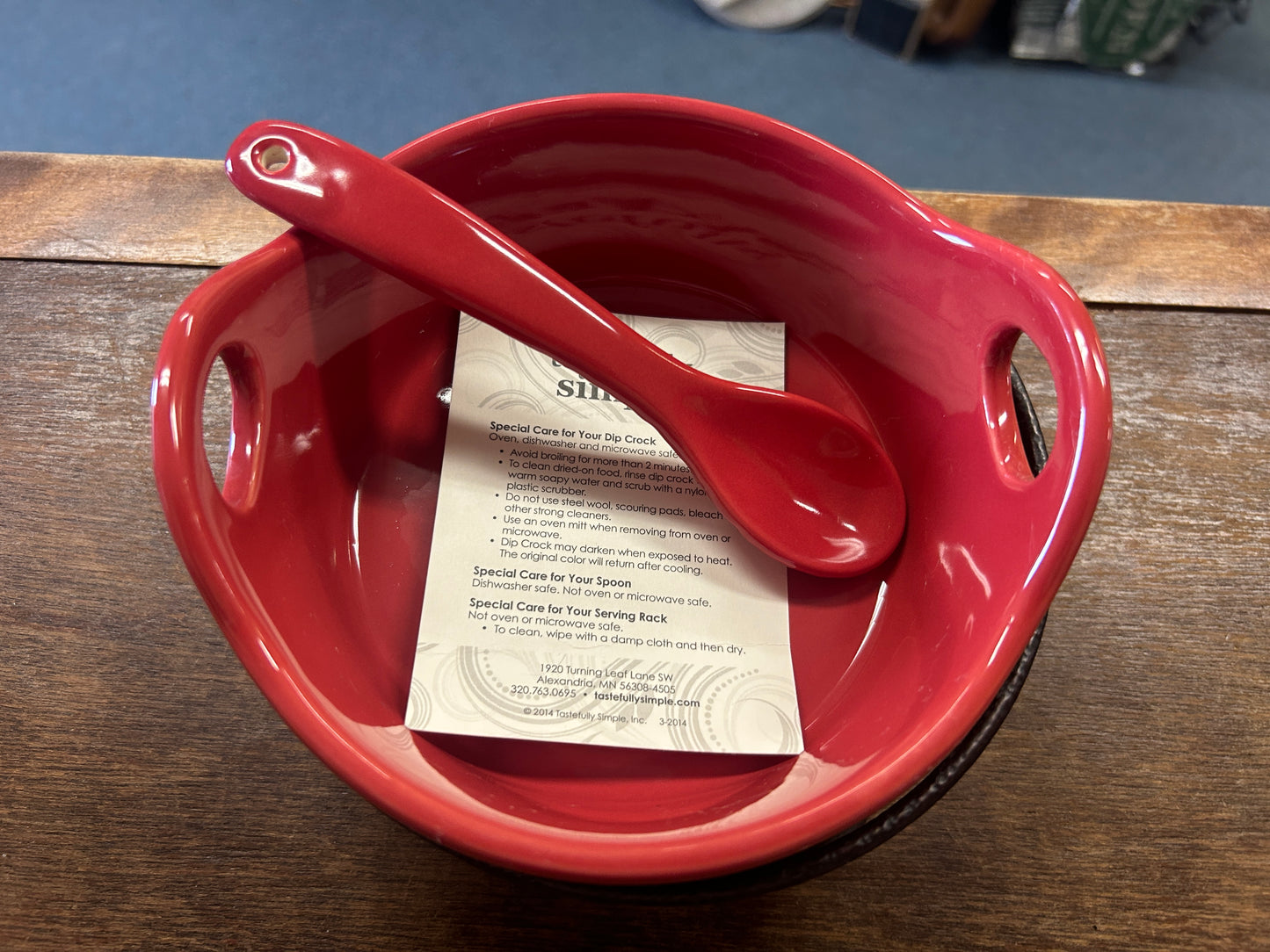 Red Tastefully Simple NEW Crock, Rack, & Spoon, 6"