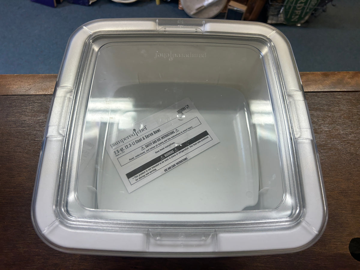 White Pampered Chef NEW 2.5 QT Cool & Serve, 2.5 QT