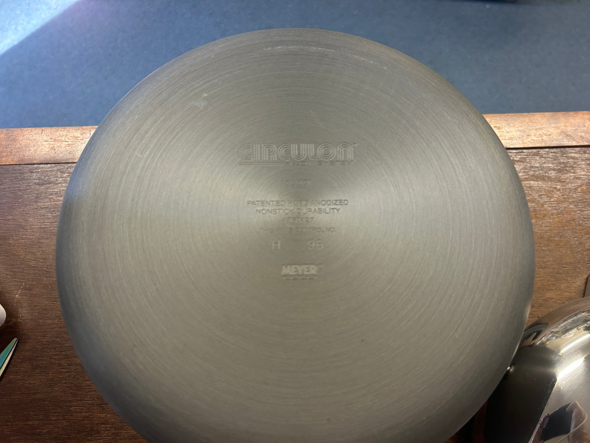 Gray Circulon NEW 8 QT Pot w/ Lid, 8 QT
