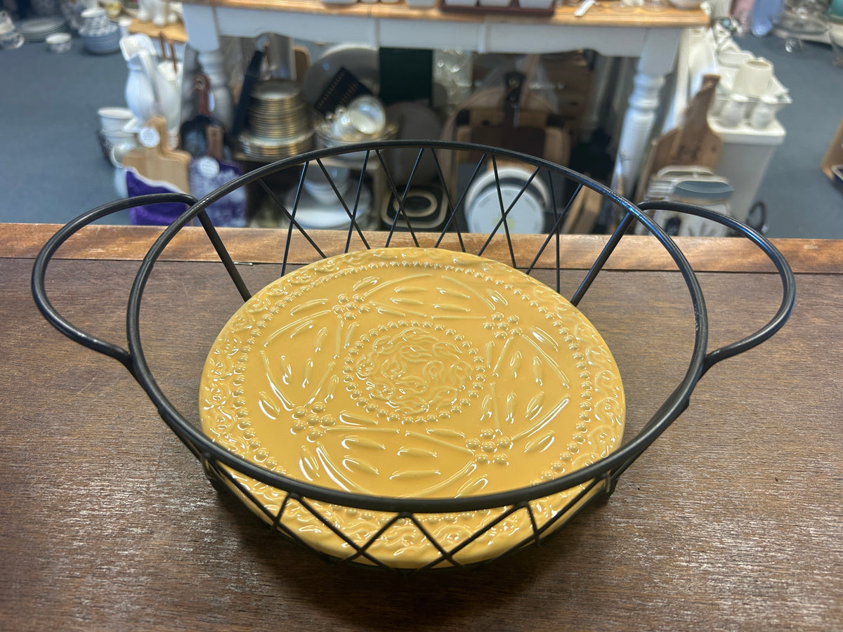 Yellow Temptations Embossed 2 QT Lid, Trivet, Rack, 2 QT