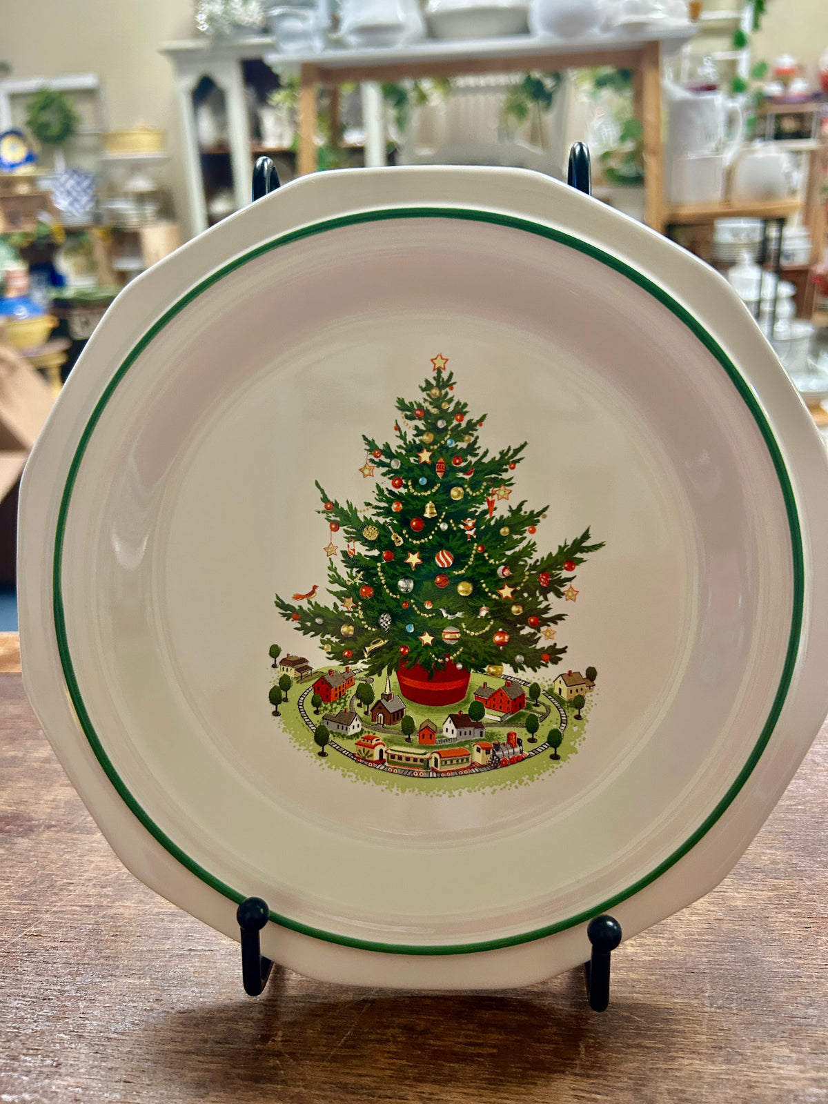 Red Green White Pfaltzgraff Christmas Heritage Plate, 8 1/2"