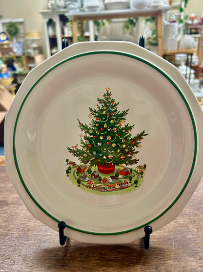 Red Green White Pfaltzgraff Christmas Heritage Plate, 8 1/2"