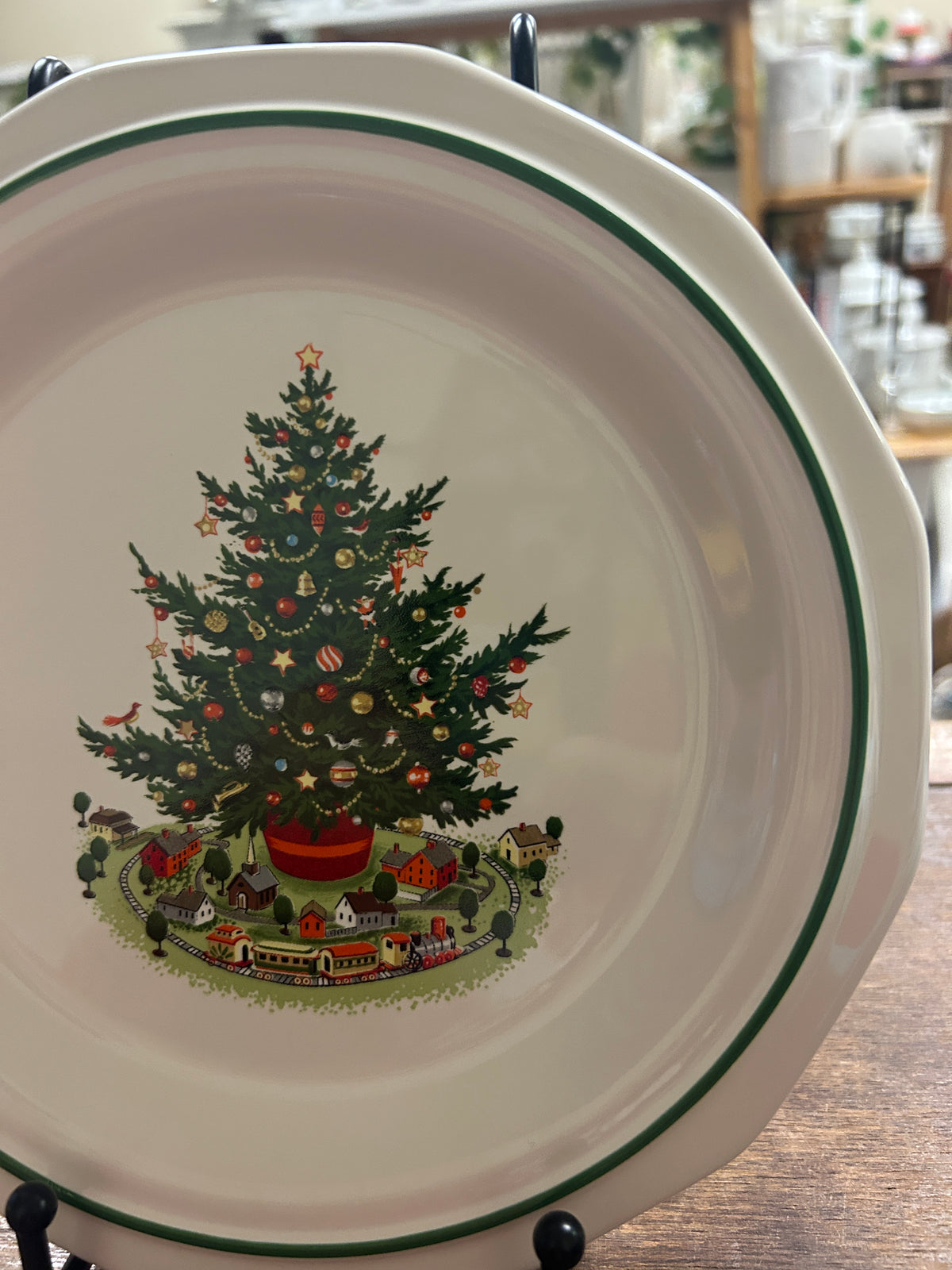 Red Green White Pfaltzgraff Christmas Heritage Plate, 8 1/2"