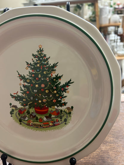 Red Green White Pfaltzgraff Christmas Heritage Plate, 8 1/2"