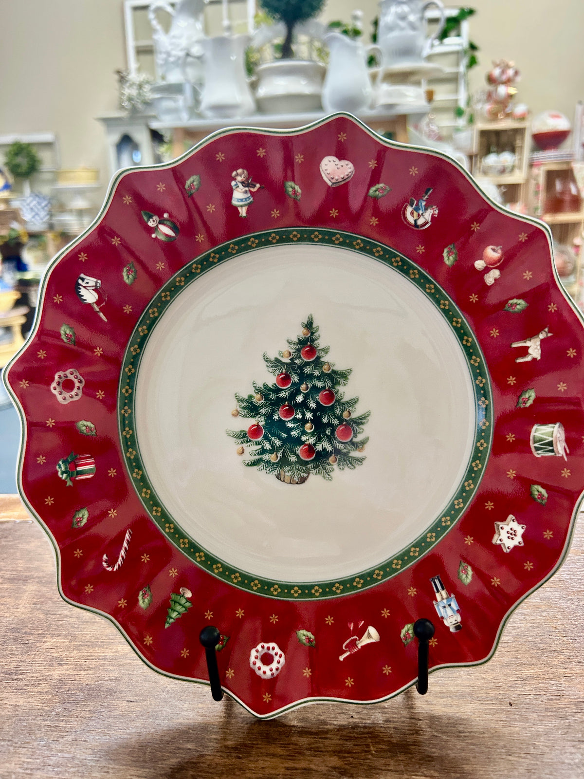 Red Green White Villeroy & Boch Toy's Delight Plate, 9 1/2"