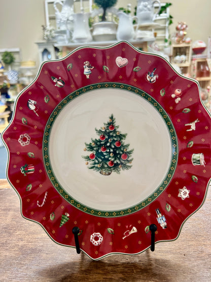 Red Green White Villeroy & Boch Toy's Delight Plate, 9 1/2"