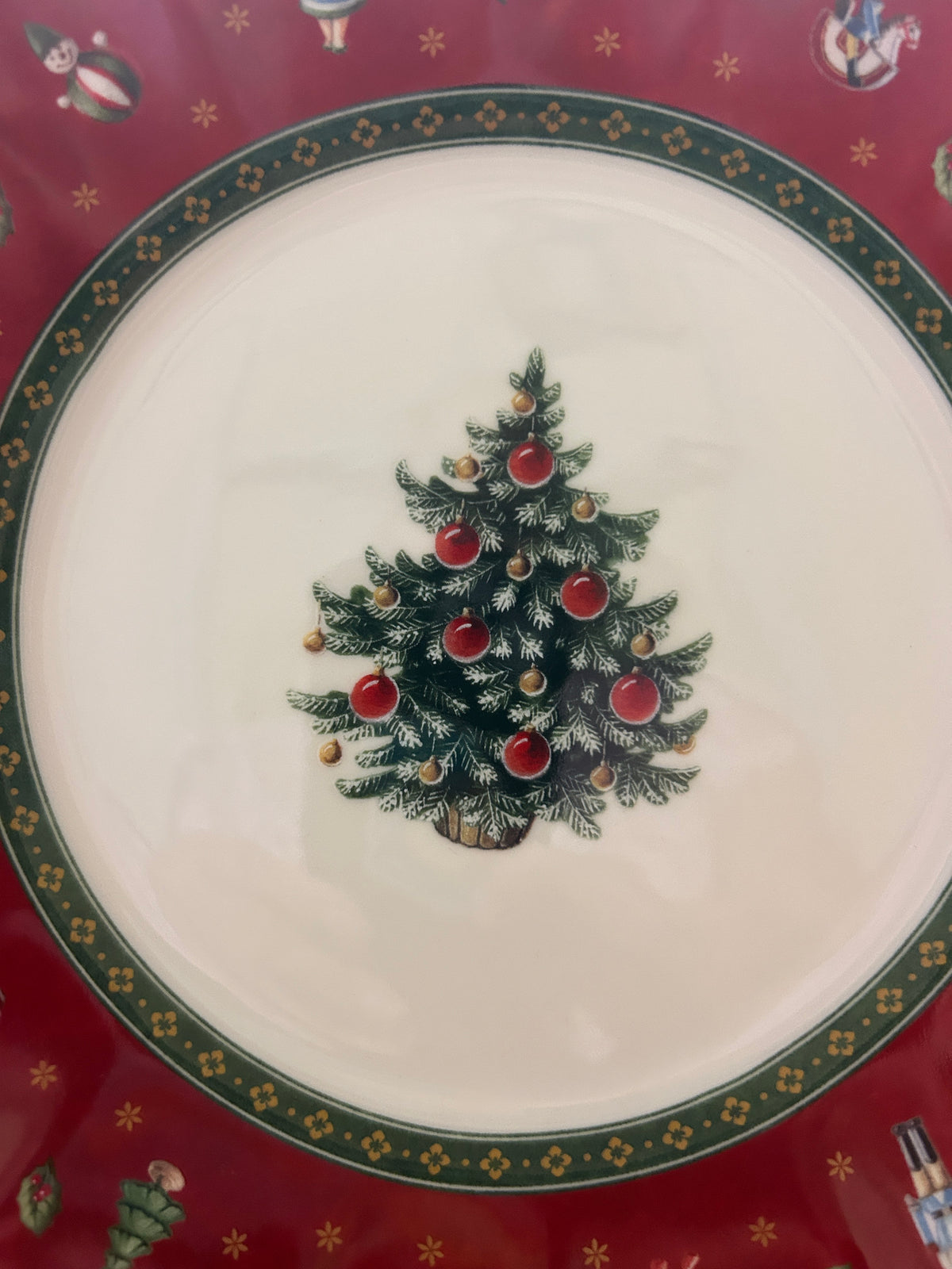 Red Green White Villeroy & Boch Toy's Delight Plate, 9 1/2"