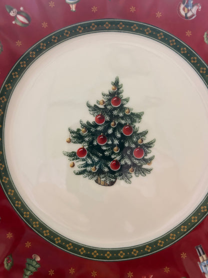 Red Green White Villeroy & Boch Toy's Delight Plate, 9 1/2"