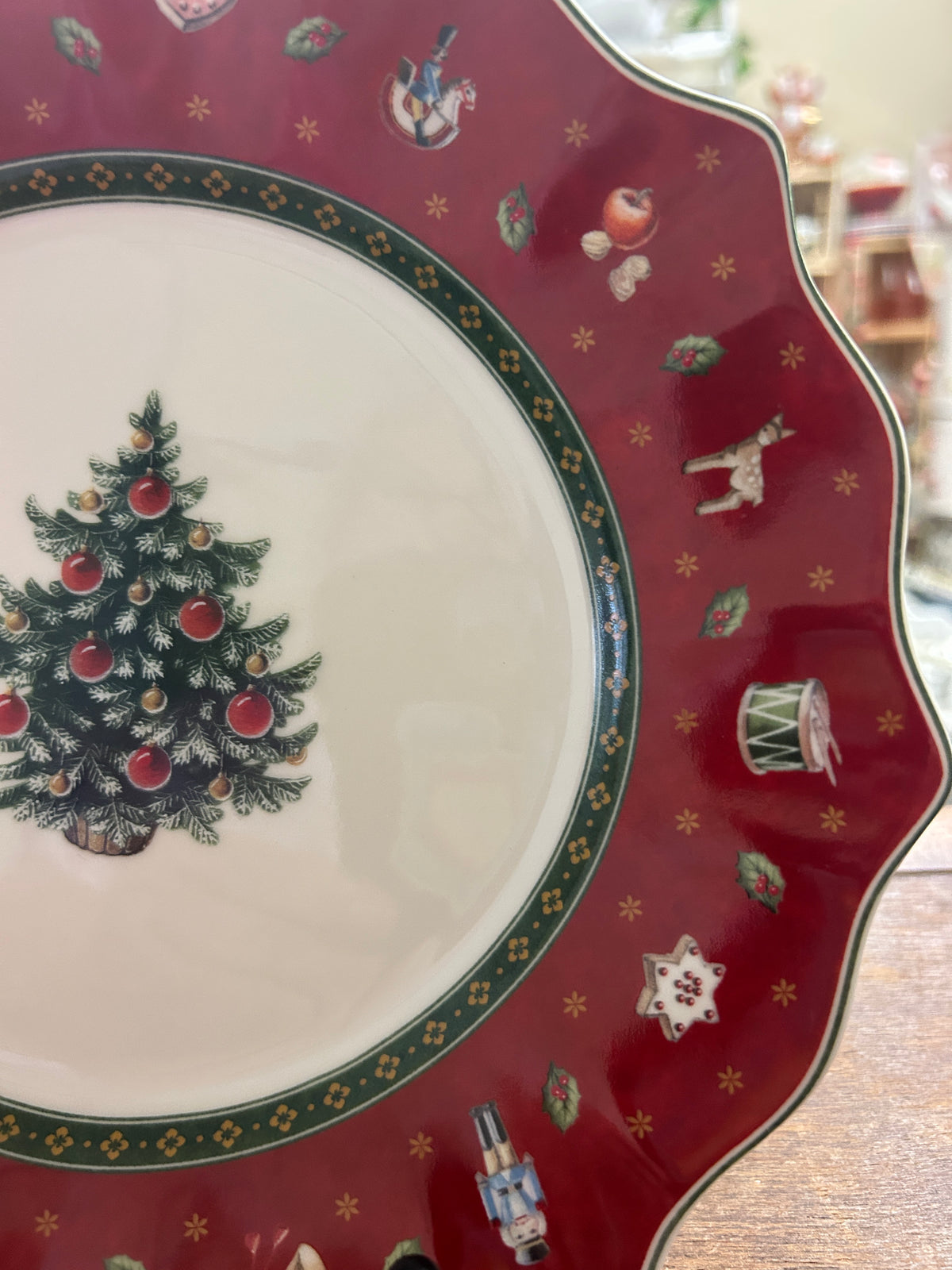 Red Green White Villeroy & Boch Toy's Delight Plate, 9 1/2"