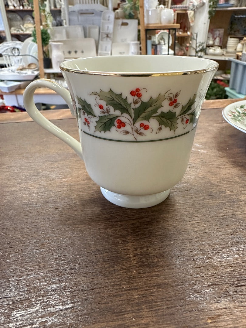 Red Green White Porcelain Ware Holly Yuletide Cup