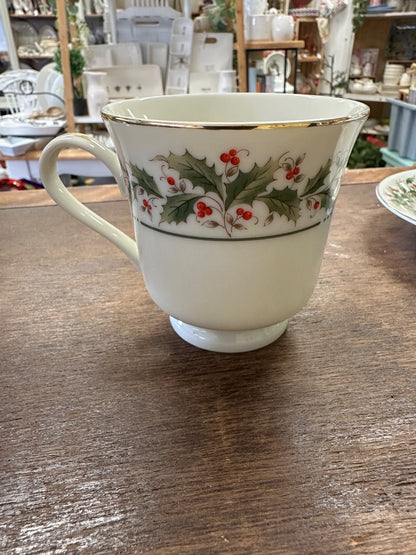 Red Green White Porcelain Ware Holly Yuletide Cup