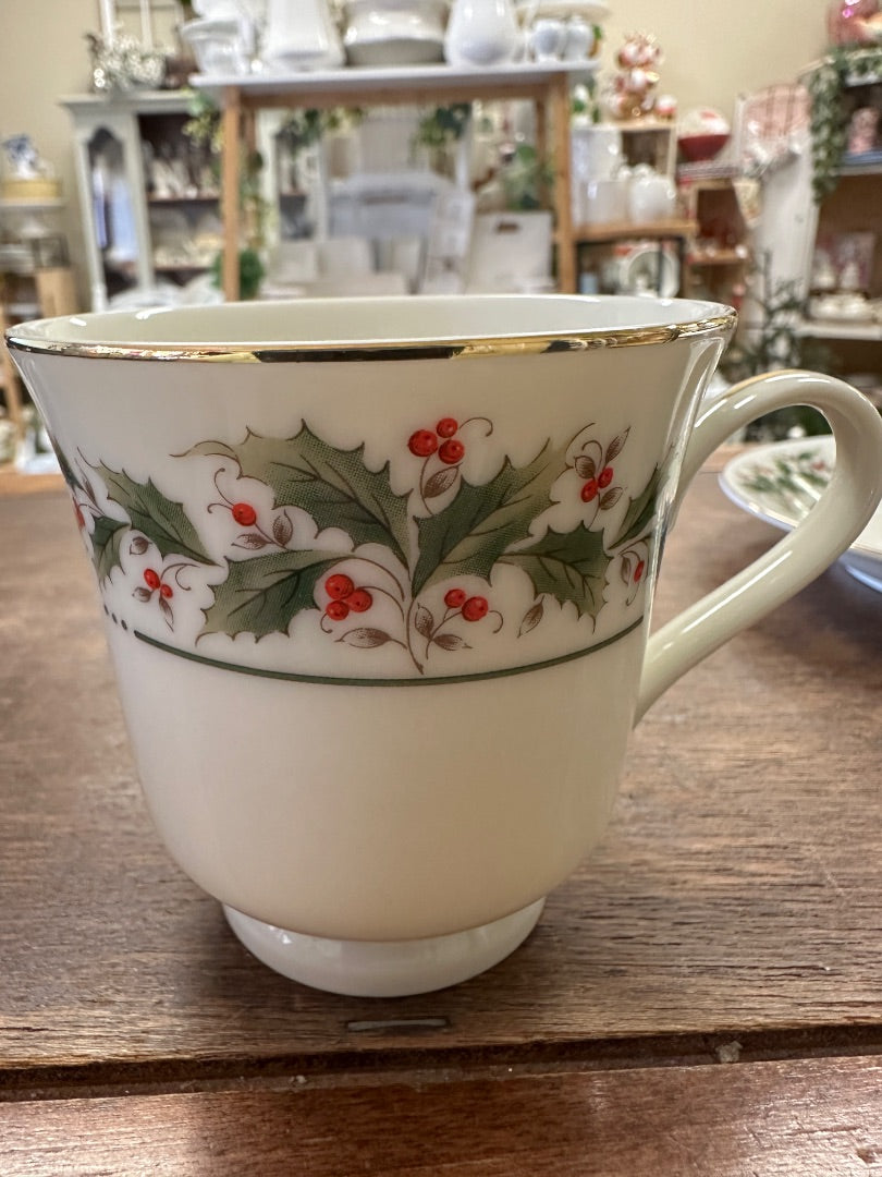 Red Green White Porcelain Ware Holly Yuletide Cup
