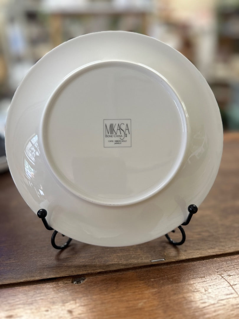 Red Green White Mikasa Ribbon Holly Plate, 7.75"