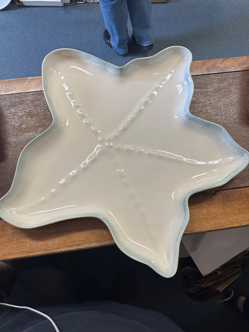 Starfish-shaped ceramic platter, glossy off-white with light blue rim details