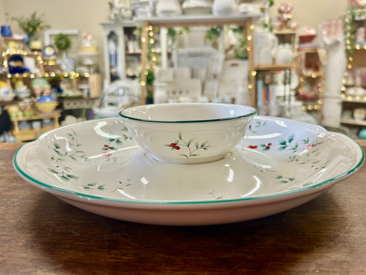 Red Green White Pfaltzgraff NEW Winterberry Chip & Dip 2, 12"