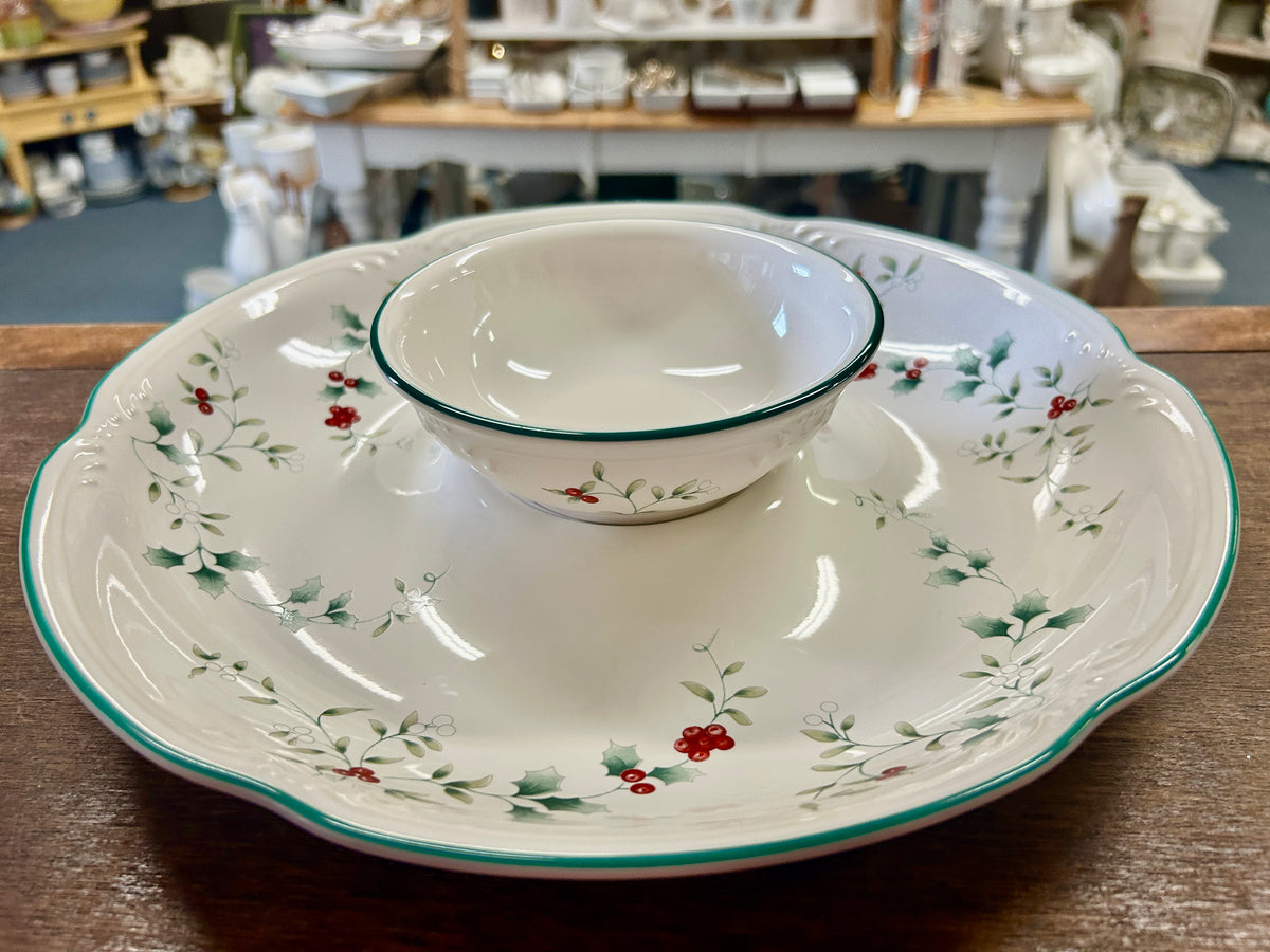 Red Green White Pfaltzgraff NEW Winterberry Chip & Dip 2, 12"