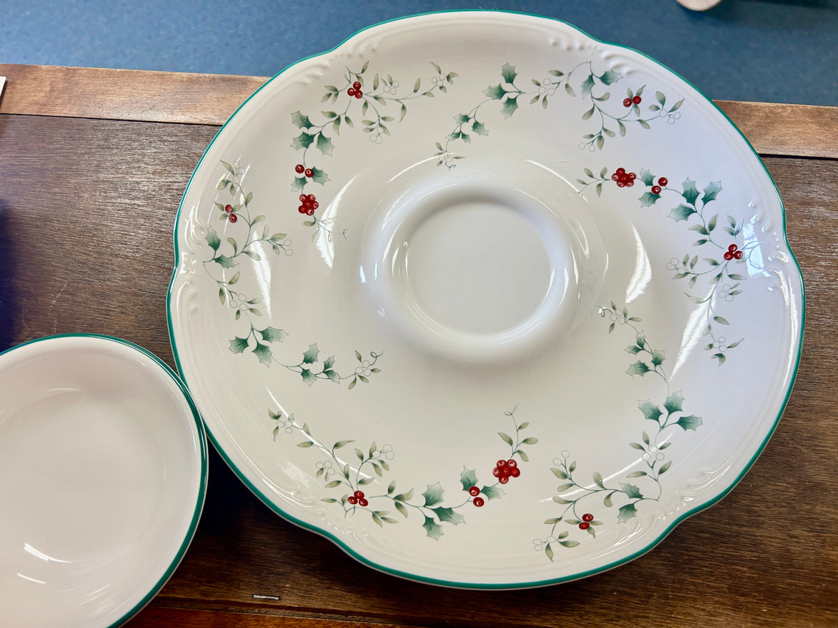 Red Green White Pfaltzgraff NEW Winterberry Chip & Dip 2, 12"